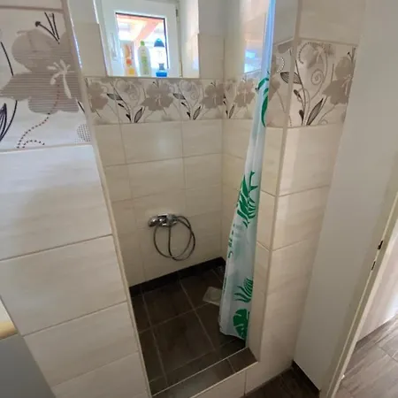 Spacious Apartment With Free Parking *