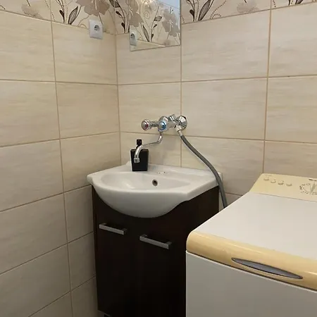 Spacious Apartment With Free Parking *
